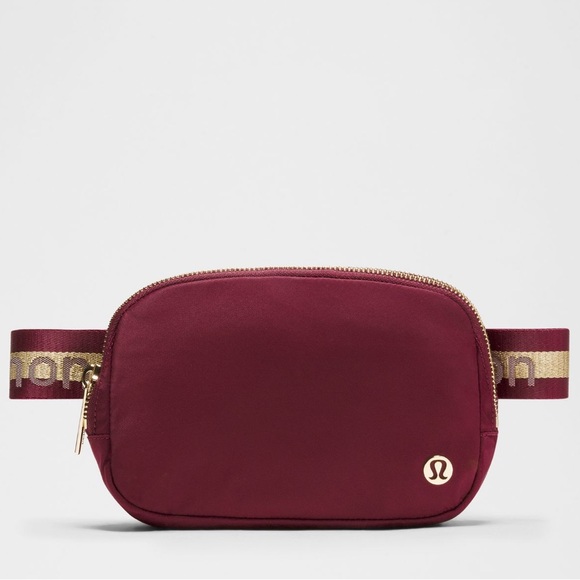 Lululemon Everywhere Belt Bag Wordmark Crossbody Bag in Deep Luxe & Gold NWT - Picture 1 of 6